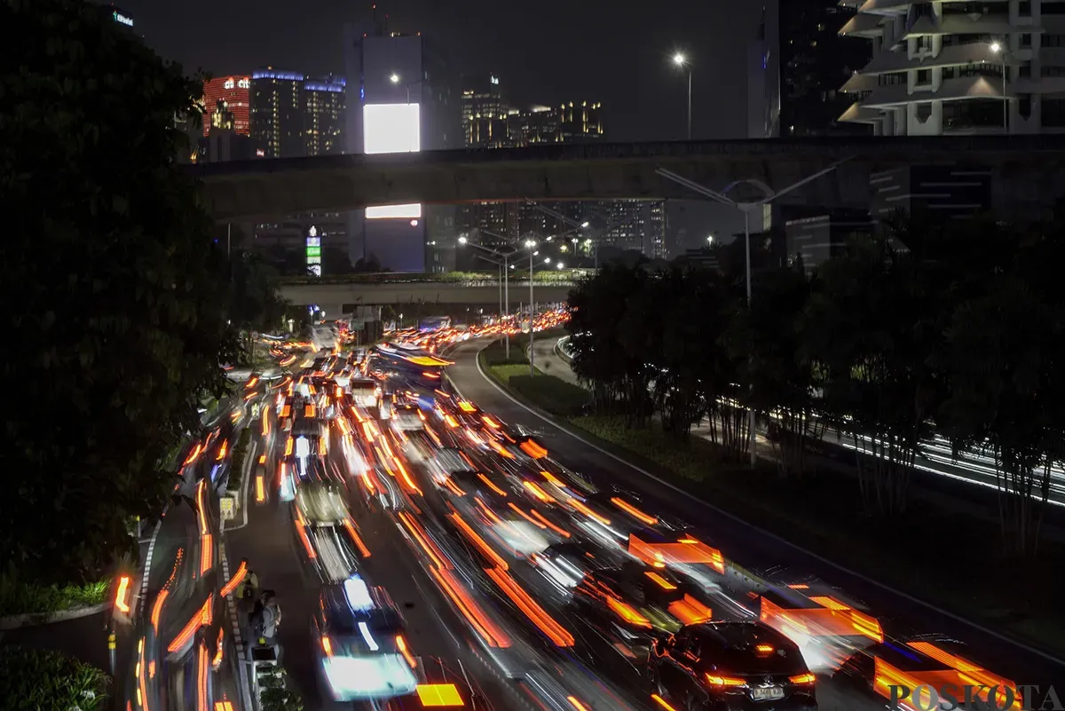 Menjelang waktu senja seusai jam pulang kerja, antrean kendaraan melaju perlahan lantaran terjebak macet di beberapa ruas jalan, satu di antaranya di Jalan Sudirman, Jakarta, Kamis, 30 Januari 2025. (Sumber: Poskota/ Bilal Nugraha Ginanjar)