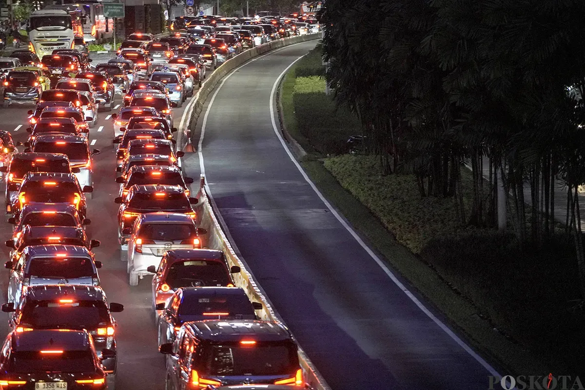 Menjelang waktu senja seusai jam pulang kerja, antrean kendaraan melaju perlahan lantaran terjebak macet di beberapa ruas jalan, satu di antaranya di Jalan Sudirman, Jakarta, Kamis, 30 Januari 2025. (Sumber: Poskota/ Bilal Nugraha Ginanjar)