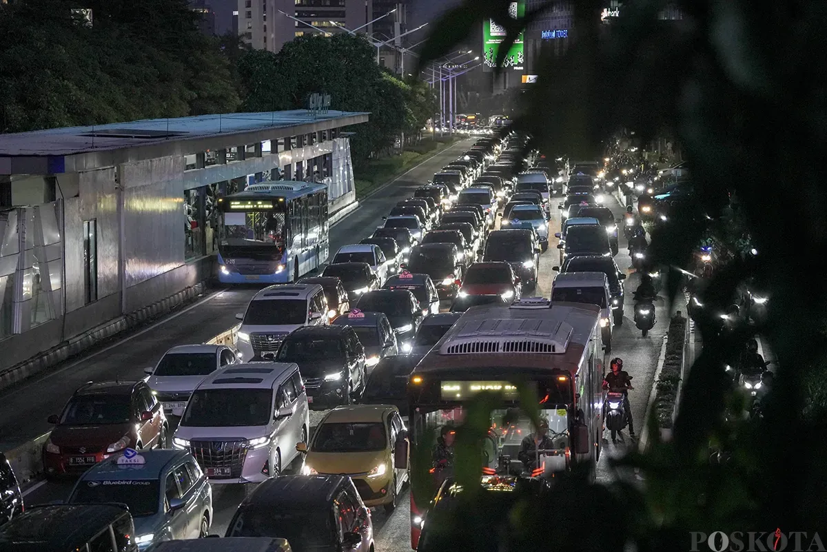 Menjelang waktu senja seusai jam pulang kerja, antrean kendaraan melaju perlahan lantaran terjebak macet di beberapa ruas jalan, satu di antaranya di Jalan Sudirman, Jakarta, Kamis, 30 Januari 2025. (Sumber: Poskota/ Bilal Nugraha Ginanjar)