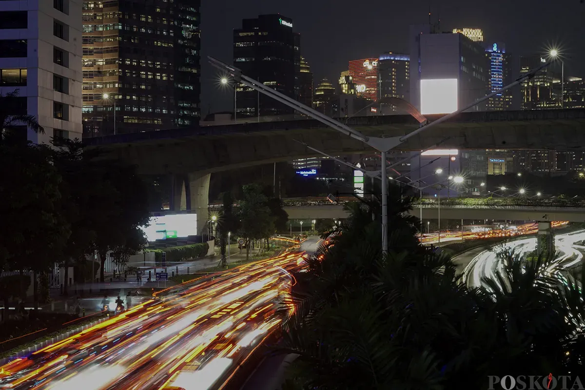 Menjelang waktu senja seusai jam pulang kerja, antrean kendaraan melaju perlahan lantaran terjebak macet di beberapa ruas jalan, satu di antaranya di Jalan Sudirman, Jakarta, Kamis, 30 Januari 2025. (Sumber: Poskota/ Bilal Nugraha Ginanjar)