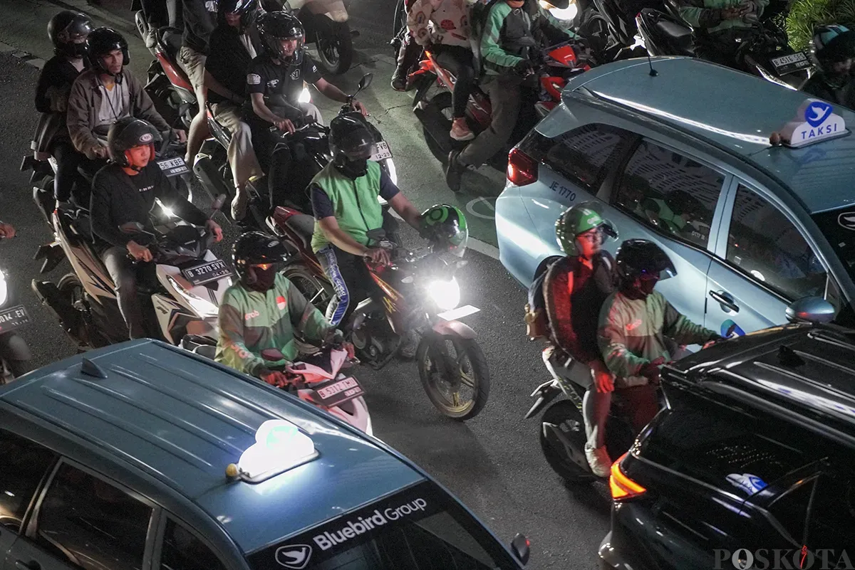 Menjelang waktu senja seusai jam pulang kerja, antrean kendaraan melaju perlahan lantaran terjebak macet di beberapa ruas jalan, satu di antaranya di Jalan Sudirman, Jakarta, Kamis, 30 Januari 2025. (Sumber: Poskota/ Bilal Nugraha Ginanjar)