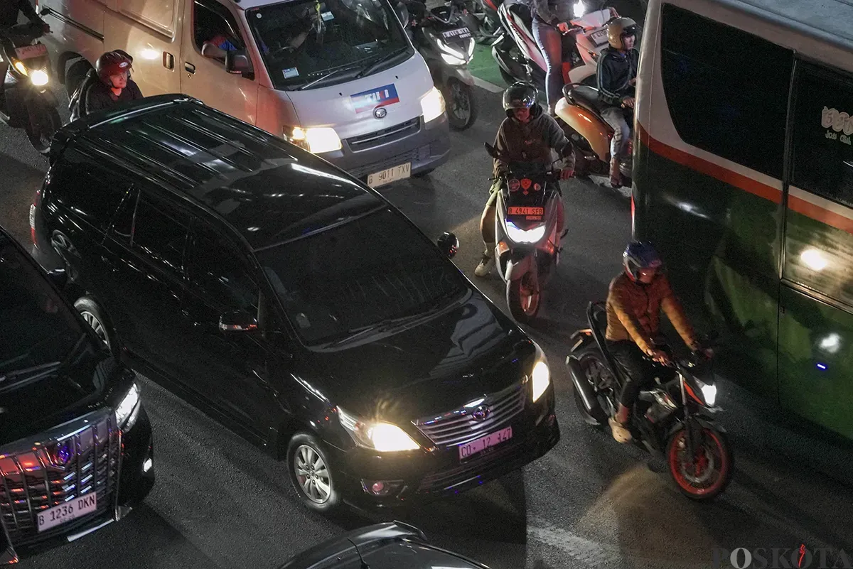 Menjelang waktu senja seusai jam pulang kerja, antrean kendaraan melaju perlahan lantaran terjebak macet di beberapa ruas jalan, satu di antaranya di Jalan Sudirman, Jakarta, Kamis, 30 Januari 2025. (Sumber: Poskota/ Bilal Nugraha Ginanjar)