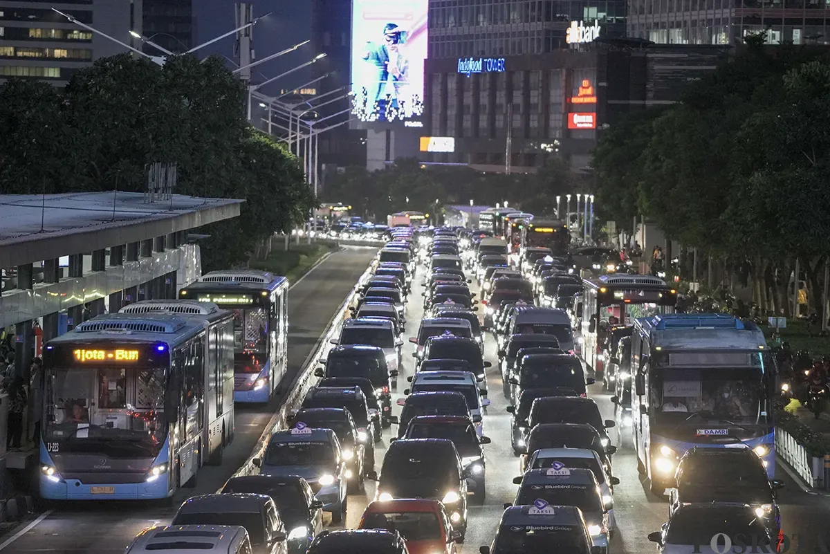 Menjelang waktu senja seusai jam pulang kerja, antrean kendaraan melaju perlahan lantaran terjebak macet di beberapa ruas jalan, satu di antaranya di Jalan Sudirman, Jakarta, Kamis, 30 Januari 2025. (Sumber: Poskota/ Bilal Nugraha Ginanjar)