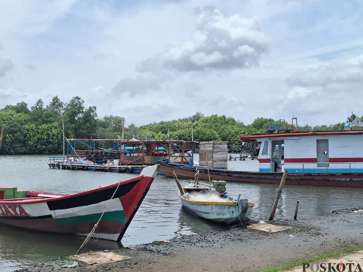 Sejumlah perahu nelayan bersandar di pinggir kawasan kampung Paljaya, Kecamatan Tarumajaya, Kabupaten Bekasi, Kamis, 30 Januari 2025. (Sumber: Poskota/Ihsan Fahmi)