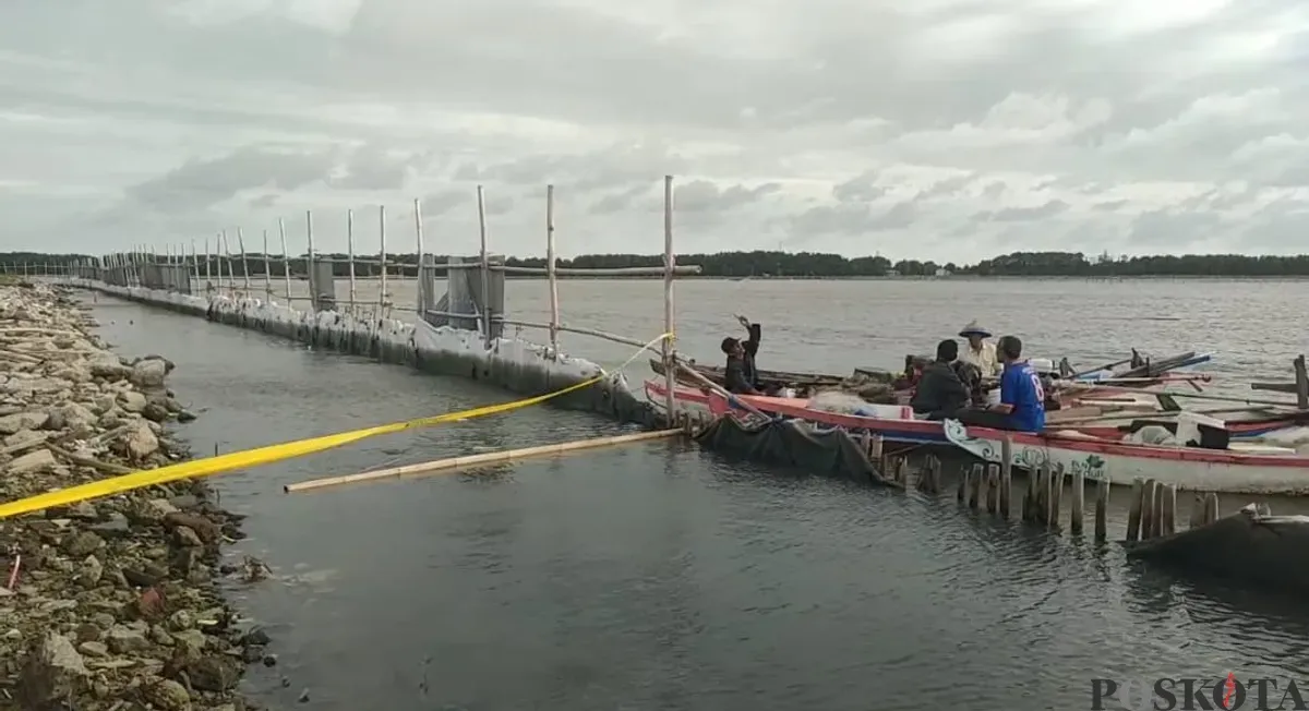 Kementerian Lingkungan Hidup memasang garis di sekitar area reklamasi pagar laut di Kampung Paljaya, Kecamatan Tarumajaya, Kabupaten Bekasi, Kamis, 30 Januari 2025. (Sumber: Poskota/Ihsan Fahmi)