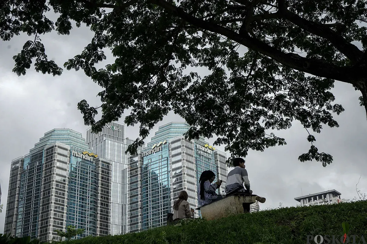 Warga bersantai sembari menikmati suasana sore di Hutan Kota Gelora Bung Karno, Jakarta, Kamis, 30 Januari 2025. (Sumber: Poskota/ Bilal Nugraha Ginanjar)