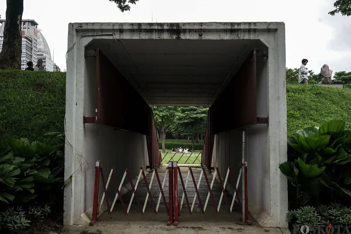 Warga bersantai sembari menikmati suasana sore di Hutan Kota Gelora Bung Karno, Jakarta, Kamis, 30 Januari 2025. (Sumber: Poskota/ Bilal Nugraha Ginanjar)