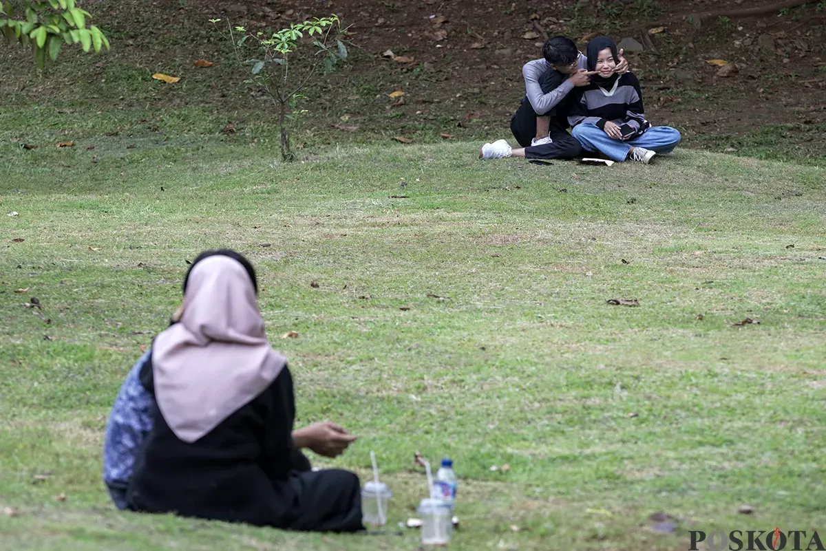 Warga bersantai sembari menikmati suasana sore di Hutan Kota Gelora Bung Karno, Jakarta, Kamis, 30 Januari 2025. (Sumber: Poskota/ Bilal Nugraha Ginanjar)