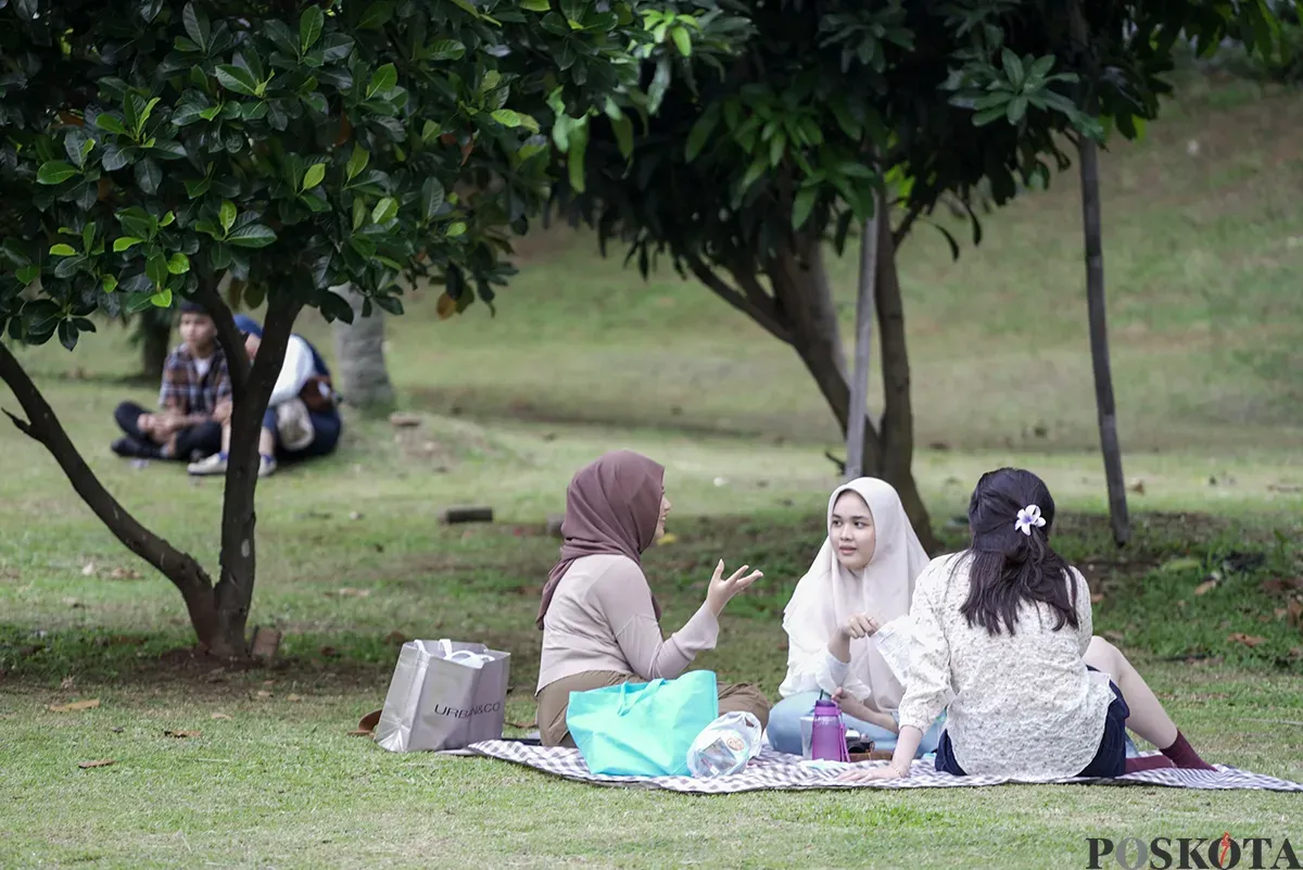 Warga bersantai sembari menikmati suasana sore di Hutan Kota Gelora Bung Karno, Jakarta, Kamis, 30 Januari 2025. (Sumber: Poskota/ Bilal Nugraha Ginanjar)