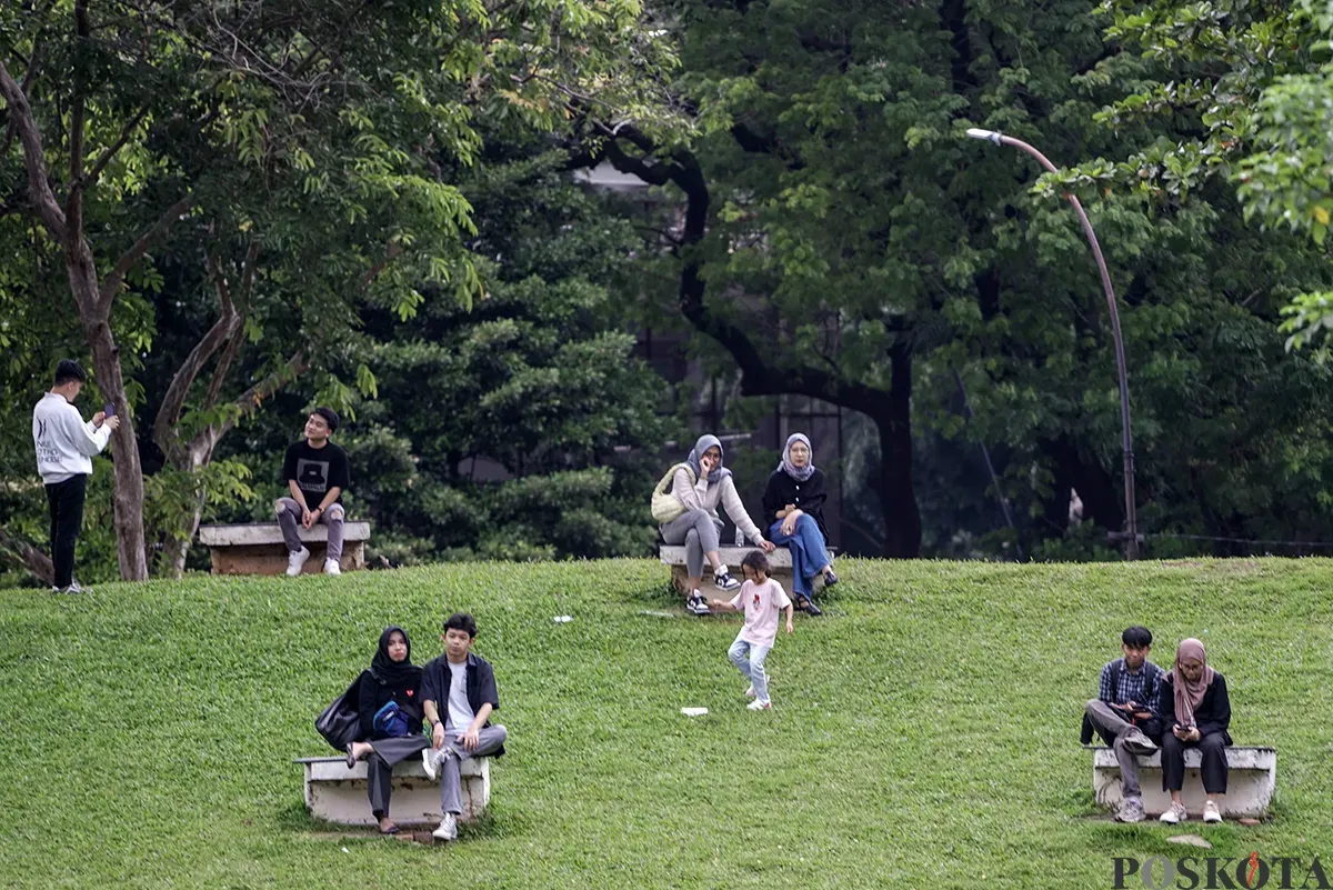 Warga bersantai sembari menikmati suasana sore di Hutan Kota Gelora Bung Karno, Jakarta, Kamis, 30 Januari 2025. (Sumber: Poskota/ Bilal Nugraha Ginanjar)