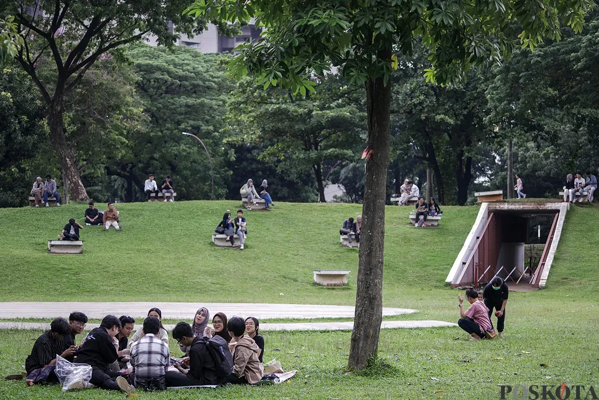 Warga bersantai sembari menikmati suasana sore di Hutan Kota Gelora Bung Karno, Jakarta, Kamis, 30 Januari 2025. (Sumber: Poskota/ Bilal Nugraha Ginanjar)