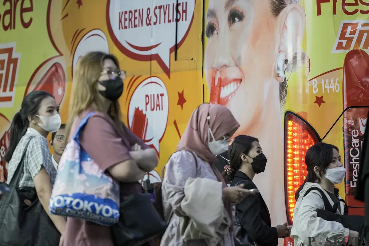 Calon penumpang trasjakarta menunggu kedatangan bus di Halte Senayan Bank DKI, Jalan Jendral Sudirman, Jakarta, Kamis, 30 Desember 2025. (Sumber: Poskota/ Bilal Nugraha Ginanjar)