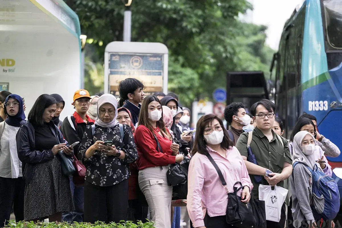 Calon penumpang trasjakarta menunggu kedatangan bus di Halte Senayan Bank DKI, Jalan Jendral Sudirman, Jakarta, Kamis, 30 Desember 2025. (Sumber: Poskota/ Bilal Nugraha Ginanjar)