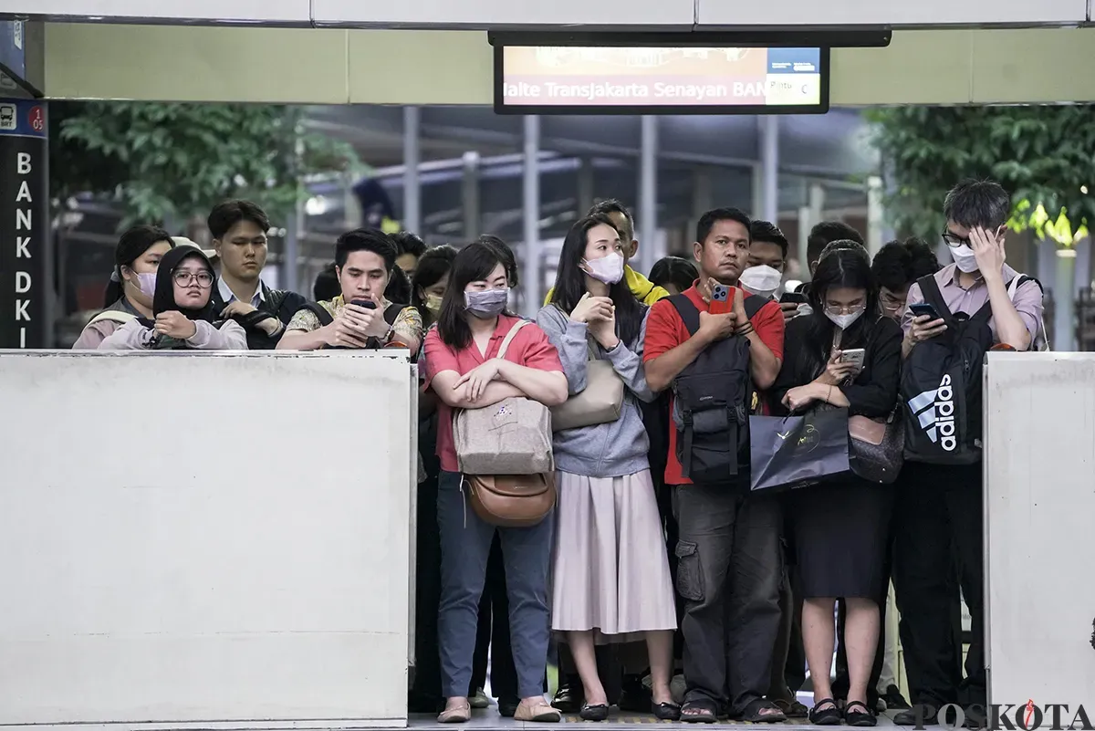 Calon penumpang trasjakarta menunggu kedatangan bus di Halte Senayan Bank DKI, Jalan Jendral Sudirman, Jakarta, Kamis, 30 Desember 2025. (Sumber: Poskota/ Bilal Nugraha Ginanjar)