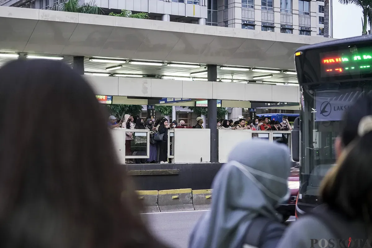 Calon penumpang trasjakarta menunggu kedatangan bus di Halte Senayan Bank DKI, Jalan Jendral Sudirman, Jakarta, Kamis, 30 Desember 2025. (Sumber: Poskota/ Bilal Nugraha Ginanjar)