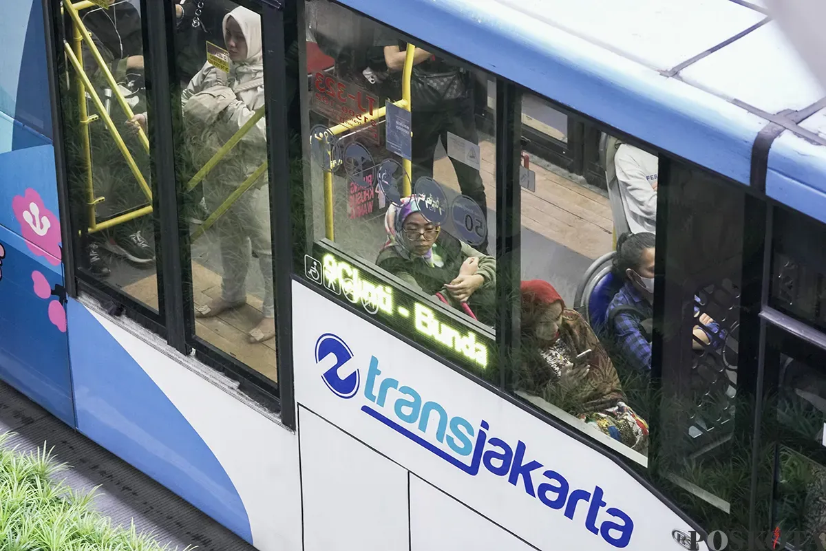 Calon penumpang trasjakarta menunggu kedatangan bus di Halte Senayan Bank DKI, Jalan Jendral Sudirman, Jakarta, Kamis, 30 Desember 2025. (Sumber: Poskota/ Bilal Nugraha Ginanjar)