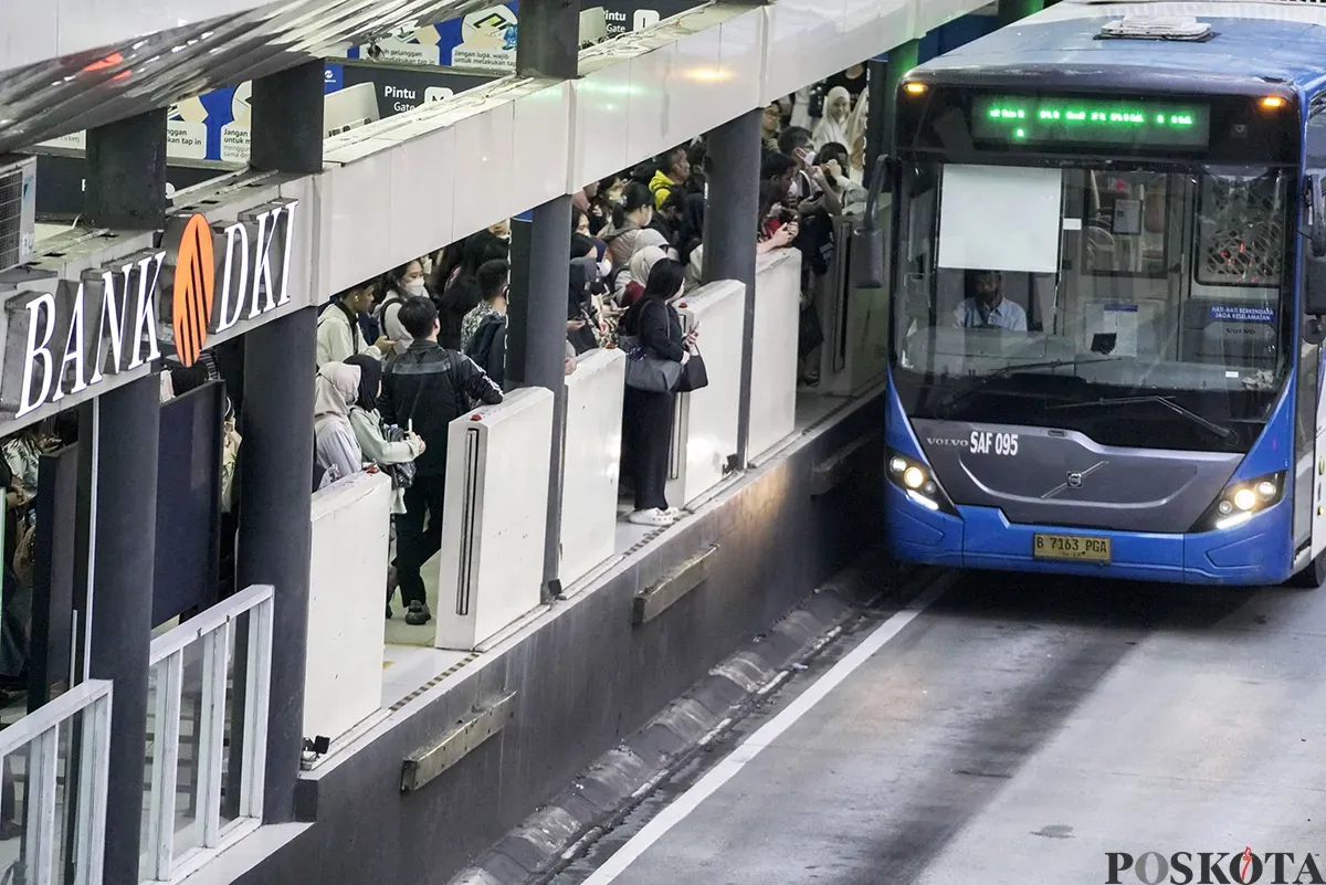 Calon penumpang trasjakarta menunggu kedatangan bus di Halte Senayan Bank DKI, Jalan Jendral Sudirman, Jakarta, Kamis, 30 Desember 2025. (Sumber: Poskota/ Bilal Nugraha Ginanjar)