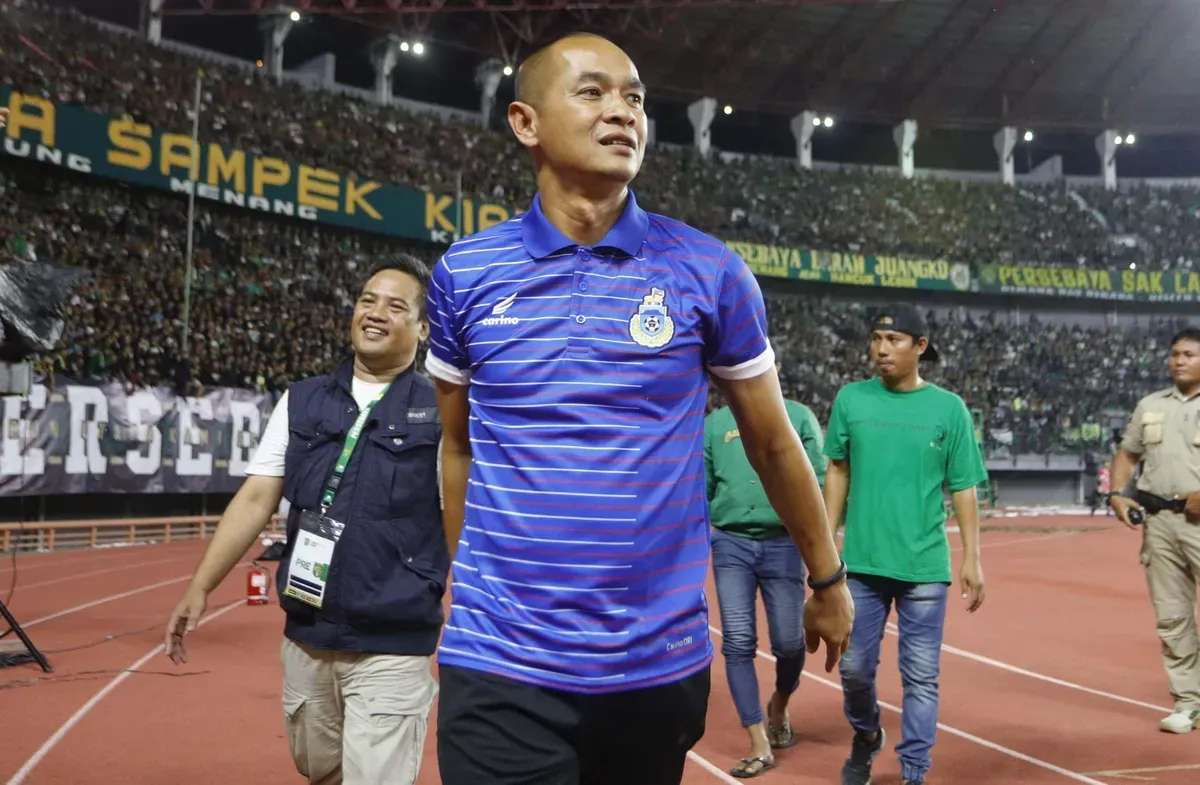 Masuk seleksi asisten pelatih timnas Indonesia, Kurniawan Dwi Yulianto ngobrol Santai dengan Patrick Kluivert dan kandidat lainnya. (Sumber: X/ Idextratime)