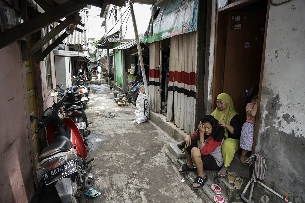 Sejumlah warga beraktifitas kembali di rumahnya masing-masing yang sebelumnya tinggal di tempat pengungsian di dalam peti kemas kosong di Kelurahan Rorotan, Cilincing, Jakarta Utara, Jumat, 31 Januari 2025. (Sumber: Poskota/Bilal Nugraha Ginanjar)