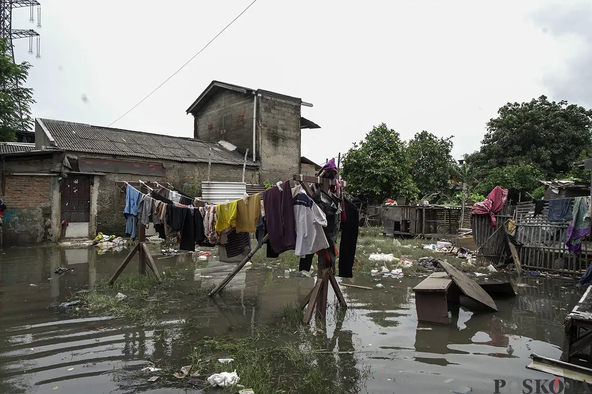 Sejumlah warga beraktifitas kembali di rumahnya masing-masing yang sebelumnya tinggal di tempat pengungsian di dalam peti kemas kosong di Kelurahan Rorotan, Cilincing, Jakarta Utara, Jumat, 31 Januari 2025. (Sumber: Poskota/Bilal Nugraha Ginanjar)