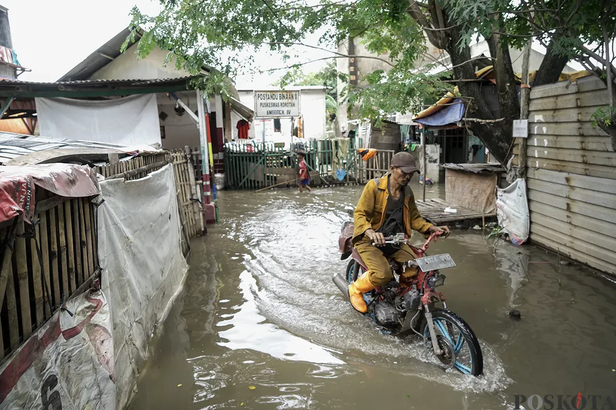 Sejumlah warga beraktifitas kembali di rumahnya masing-masing yang sebelumnya tinggal di tempat pengungsian di dalam peti kemas kosong di Kelurahan Rorotan, Cilincing, Jakarta Utara, Jumat, 31 Januari 2025. (Sumber: Poskota/Bilal Nugraha Ginanjar)