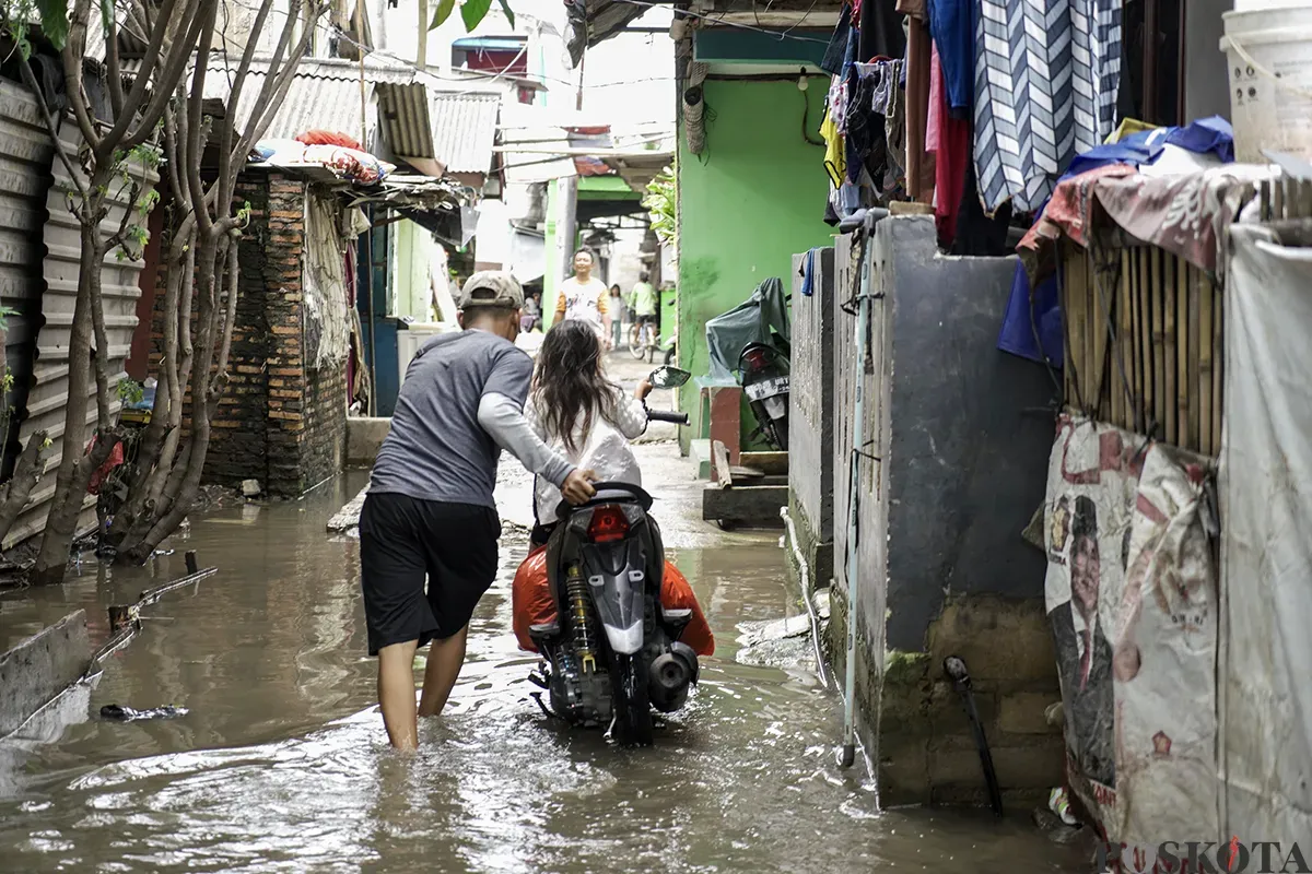 Sejumlah warga beraktifitas kembali di rumahnya masing-masing yang sebelumnya tinggal di tempat pengungsian di dalam peti kemas kosong di Kelurahan Rorotan, Cilincing, Jakarta Utara, Jumat, 31 Januari 2025. (Sumber: Poskota/Bilal Nugraha Ginanjar)