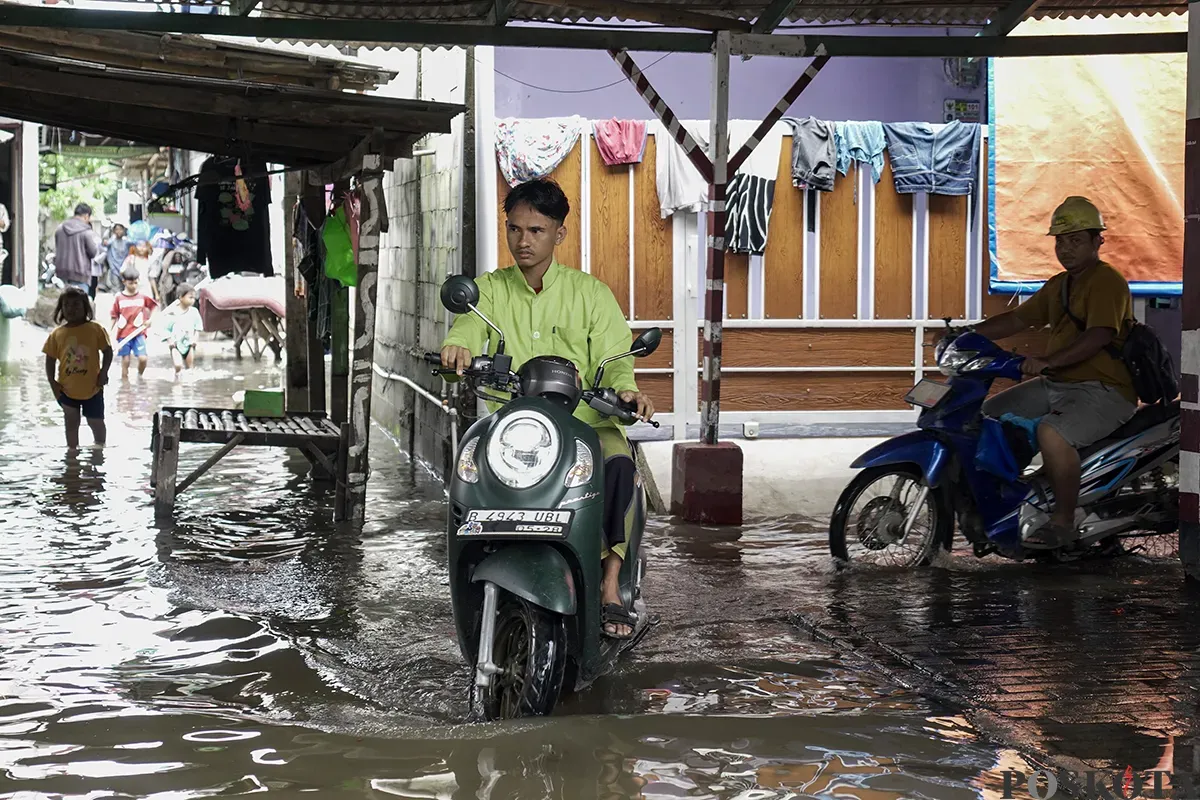 Sejumlah warga beraktifitas kembali di rumahnya masing-masing yang sebelumnya tinggal di tempat pengungsian di dalam peti kemas kosong di Kelurahan Rorotan, Cilincing, Jakarta Utara, Jumat, 31 Januari 2025. (Sumber: Poskota/Bilal Nugraha Ginanjar)