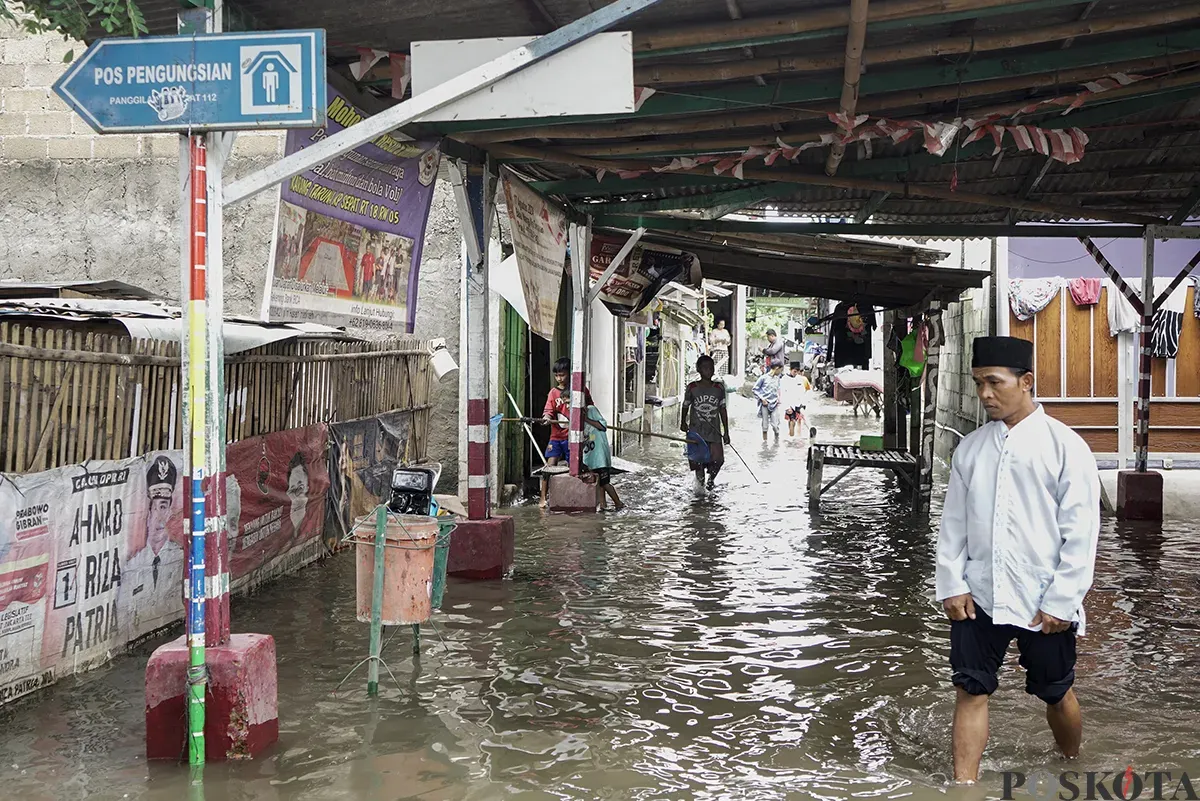 Sejumlah warga beraktifitas kembali di rumahnya masing-masing yang sebelumnya tinggal di tempat pengungsian di dalam peti kemas kosong di Kelurahan Rorotan, Cilincing, Jakarta Utara, Jumat, 31 Januari 2025. (Sumber: Poskota/Bilal Nugraha Ginanjar)