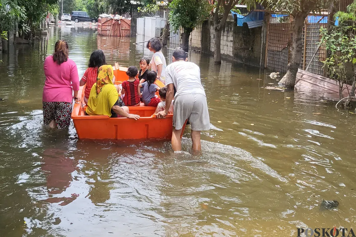 Banjir masih menggenangi kawasan Komplek KFT, Cengkareng, Jakarta Barat, Jumat, 31 Januari 2025. (Sumber: Poskota/Pandi Ramedhan)