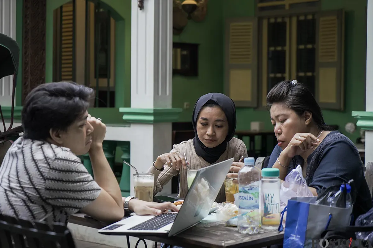 Pengunjung menikmati suasana setiap sudut yang dianggap menarik yang ditawarkan kafe tematik di Waroeng Lontar, Jalan Lontar Raya, Tanah Abang, Jakarta, Jum'at, 31 Januari 2025. (Sumber: Poskota/Bilal Nugraha Ginanjar)