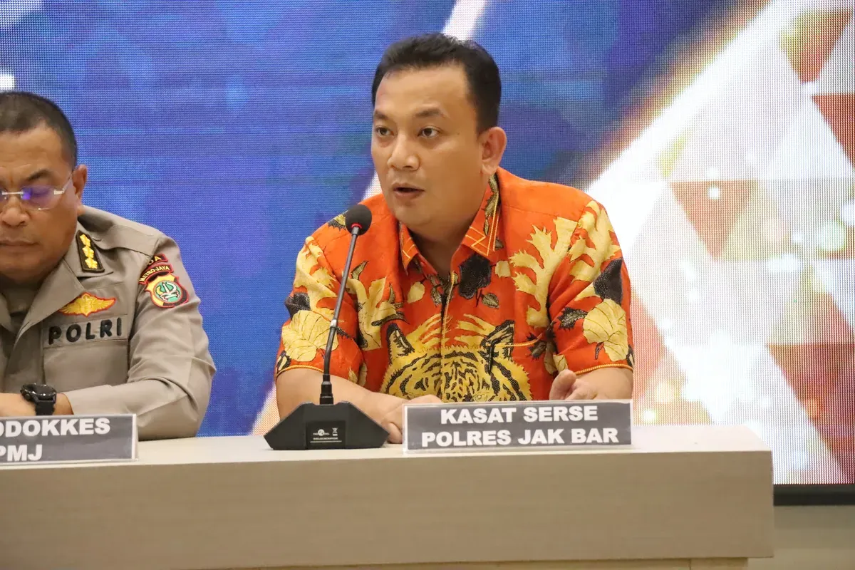 Kasat Reskrim Polres Metro Jakarta Barat, AKBP Arfan Zulkan Sipayung, saat memberikan keterangan mengenai kebakaran di Glodok Plaza. (Dok Humas Polres Metro Jakarta Barat).