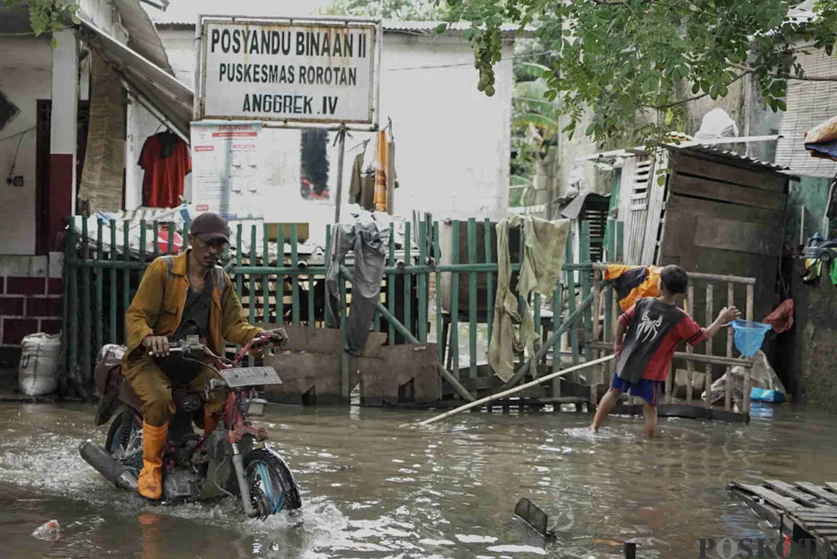 Sejumlah warga beraktifitas kembali di Rorotan, Jakarta, Jumat, 31 Januari 2025. (Sumber: Poskota/Bilal Nugraha Ginanjar)