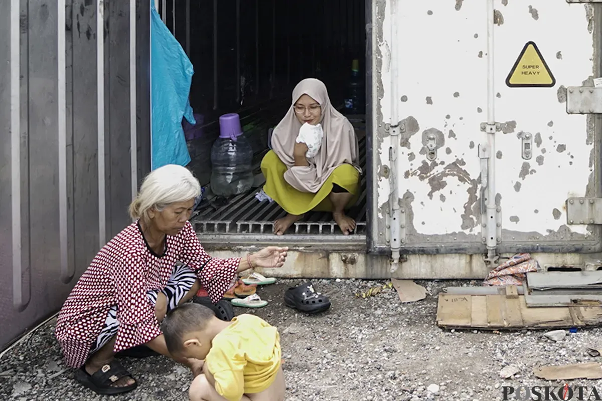 Sejumlah warga lanjut usia (lansia) dan keluarganya masih memilih bertahan di tempat pengungsian  di dalam peti kemas kosong lantaran rumahnya masih terendam banjir dalam beberapa hari terakhir di Kelurahan Rorotan, Cilincing, Jakarta Utara, Jumat, 31 Januari 2025. (Sumber: Poskota/Bilal Nugraha Ginanjar)