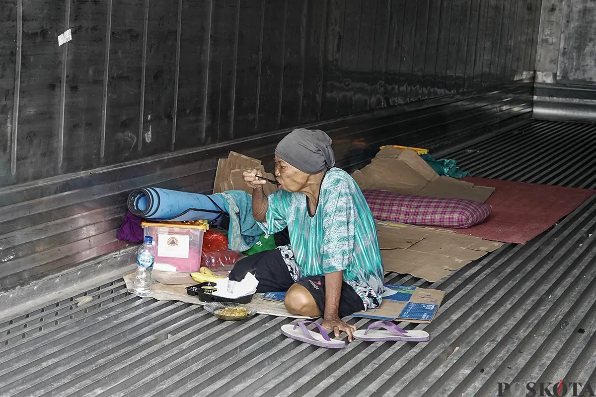 Sejumlah warga lanjut usia (lansia) dan keluarganya masih memilih bertahan di tempat pengungsian  di dalam peti kemas kosong lantaran rumahnya masih terendam banjir dalam beberapa hari terakhir di Kelurahan Rorotan, Cilincing, Jakarta Utara, Jumat, 31 Januari 2025. (Sumber: Poskota/Bilal Nugraha Ginanjar)