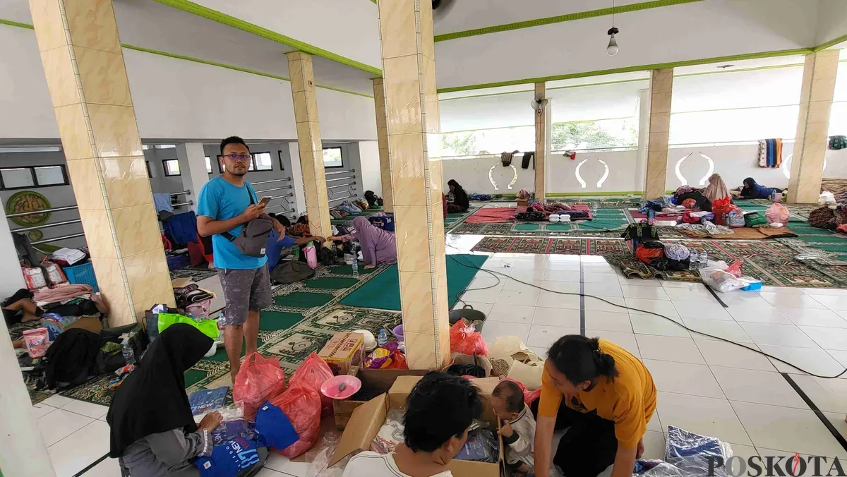 Suasana lokasi pengungsian banjir di Masjid An Nur Komplek KFT, Cengkareng, Jakarta Barat, Jumat, 31 Januari 2025. (Sumber: Poskota/Pandi Ramedhan)