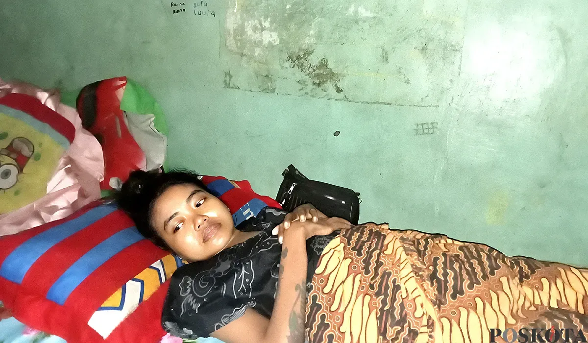 Ratih Raynada, 30 tahun, wanita muda asal Mustika Jaya yang mengalami kelumpuhan karena diduga jadi korban malpraktik RSUD Kota Bekasi. (Sumber: POSKOTA | Foto: Nurpini Aulia Rapika)