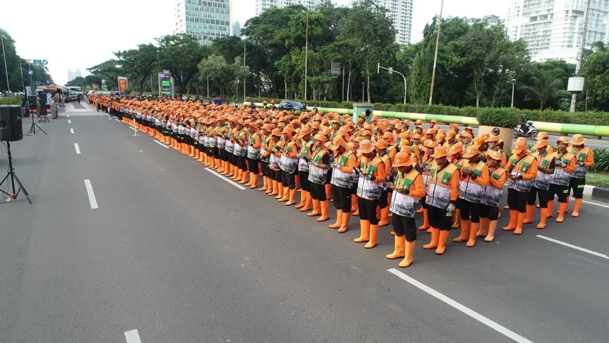 Petugas Dinas Lingkungan Hidup DKI Jakarta. (Sumber: Kominfotik Dinas LH DKI Jakarta)