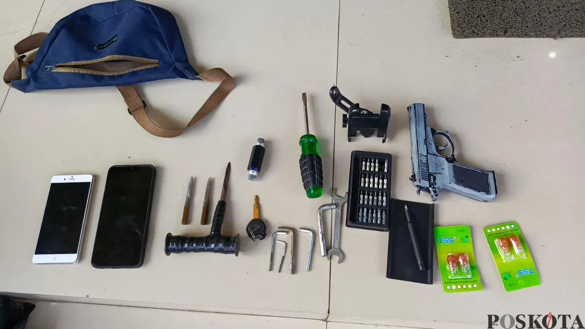 Polsek Tambun Selatan mengamankan beberapa barang bukti dari tangan pelaku curanmor. Di antaranya kunci T, mata kunci modifikasi, obeng, korek api berbentuk pistol, yang diduga digunakan dalam aksi kejahatan. (Sumber: Poskota/Nurpini Aulia Rapika)
