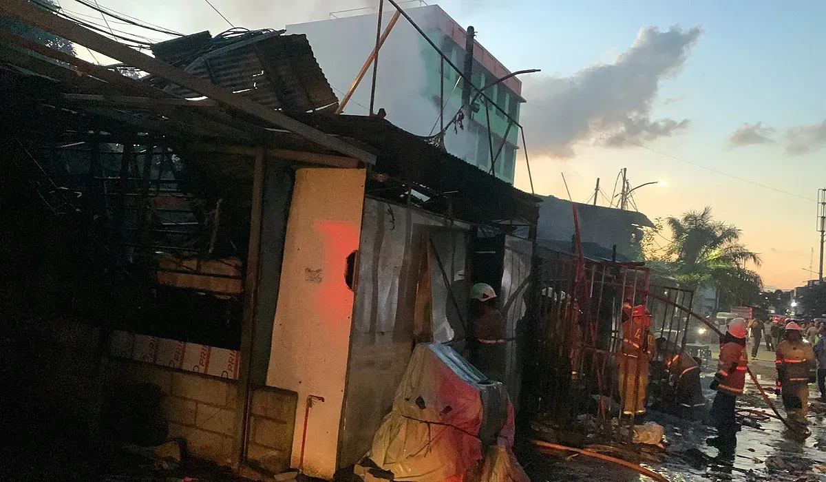 Kebakaran lapak barang bekas di kawasan Tanjung Priok, Jakarta Utara, Selasa, 1 Juli 2025. (Sumber: Damkar Jakarta Utara)