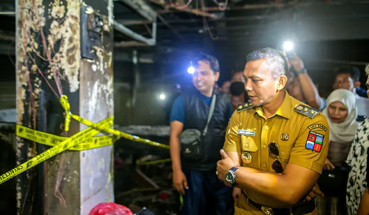 Wakil Wali Kota Bogor, Jenal Mutaqin, pada Senin, 30 Juni 2025, meninjau kondisi Blok B Pasar Kebon Kembang, Kecamatan Bogor Tengah, yang terbakar. (Sumber: Humas Pemkot Bogor)