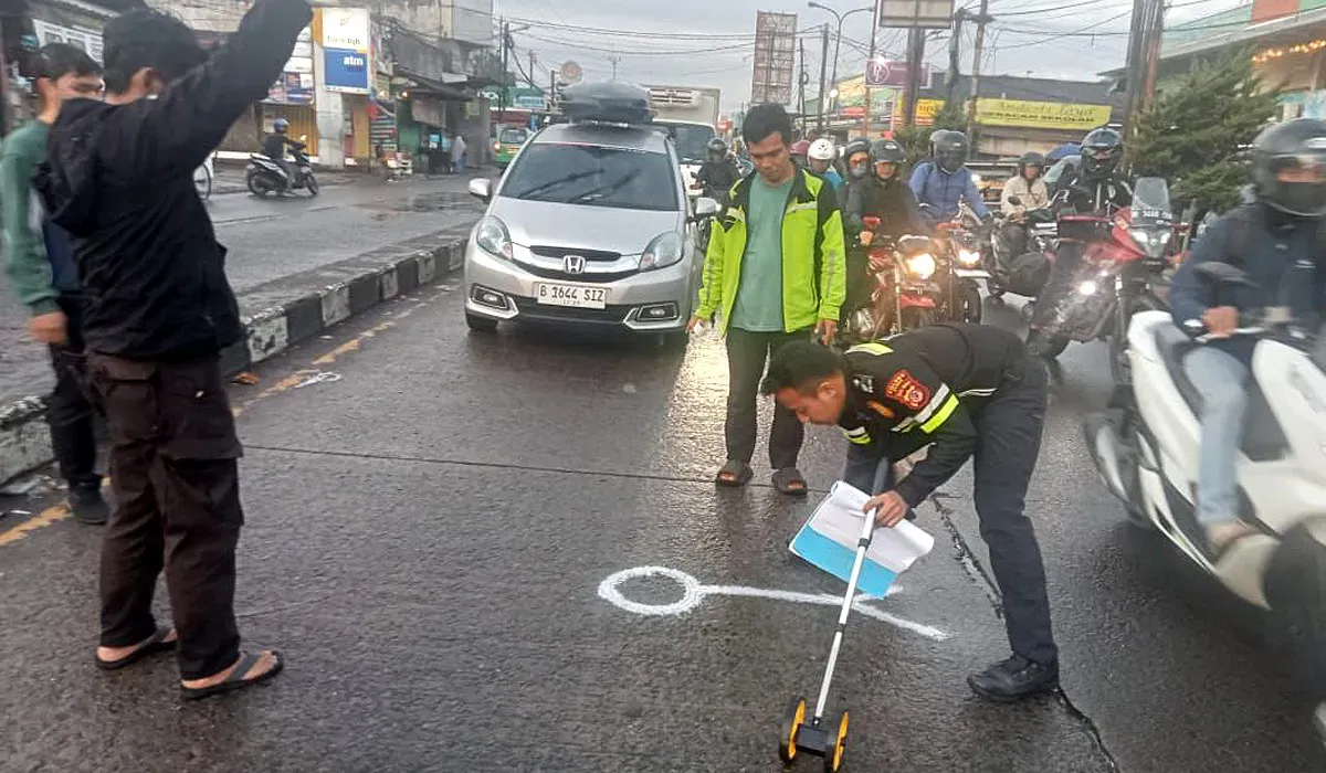 Petugas Satlantas Polres Bogor melakukan olah TKP kecelakaan yang menewaskan pengendara motor di Jalan Raya Jakarta-Bogor, Parung, pada Selasa, 1 Juli 2025 dini hari. (Sumber: Dok Polres Bogor)