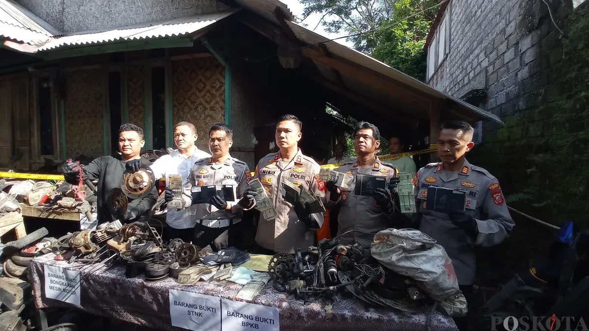 Polisi menunjukan barang bukti kanibal motor curian di Kampung Ciharashas, Desa Cipeundeuy, Kabupaten Bandung Barat. (Sumber: Poskota/Gatot Poedji Utomo)