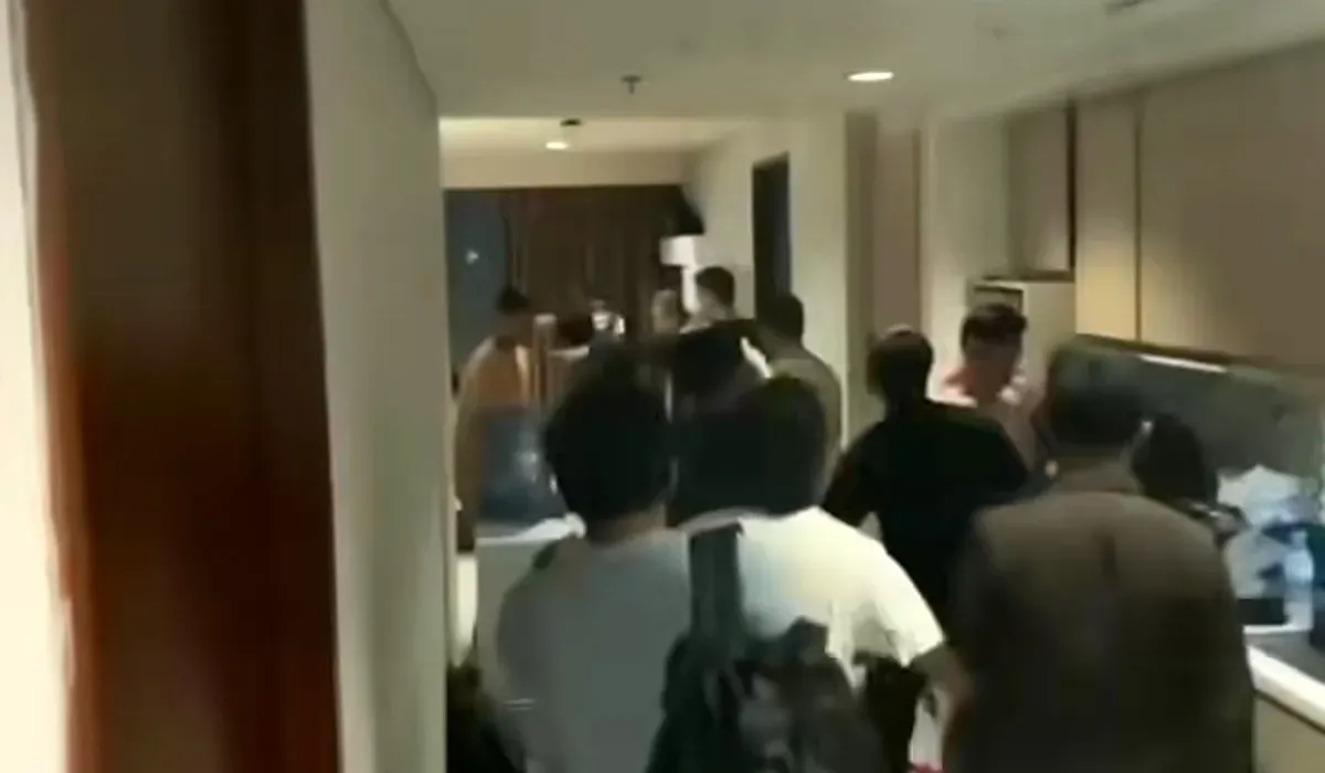 Tangkap layar rekaman penggerebakan acara diduga pesta gay yang dinarasikan di sebuah hotel di Bogor. (Sumber: Instagram @jktnews)