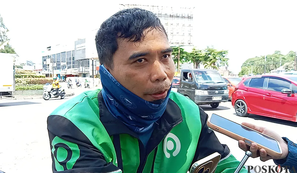 Wawan, 45 tahun, pengemudi ojek online yang biasa mangkal di Stasiun Bekasi. (Sumber: POSKOTA | Foto: Nurpini Aulia Rapika)