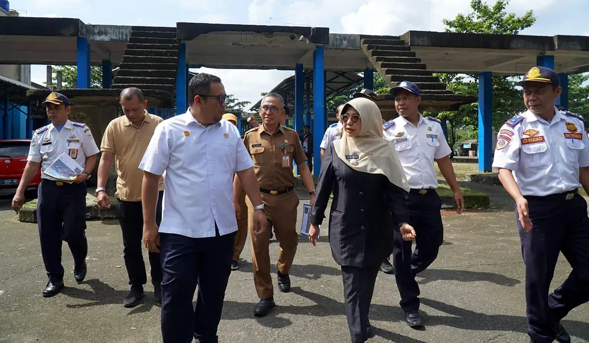 Bupati Pandeglang bersama Kepala BPTB Banten meninjau Terminal Kadubanen. (Sumber: Dok Setda Pandeglang)