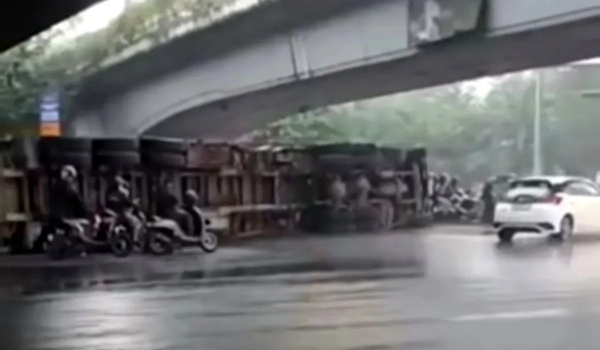 Truk kontainer terbalik di Jalan S Parman, Grogol Petamburan, Jakarta Barat, Selasa, 1 Juli 2025. (Sumber: Instagram @warga.jakbar)