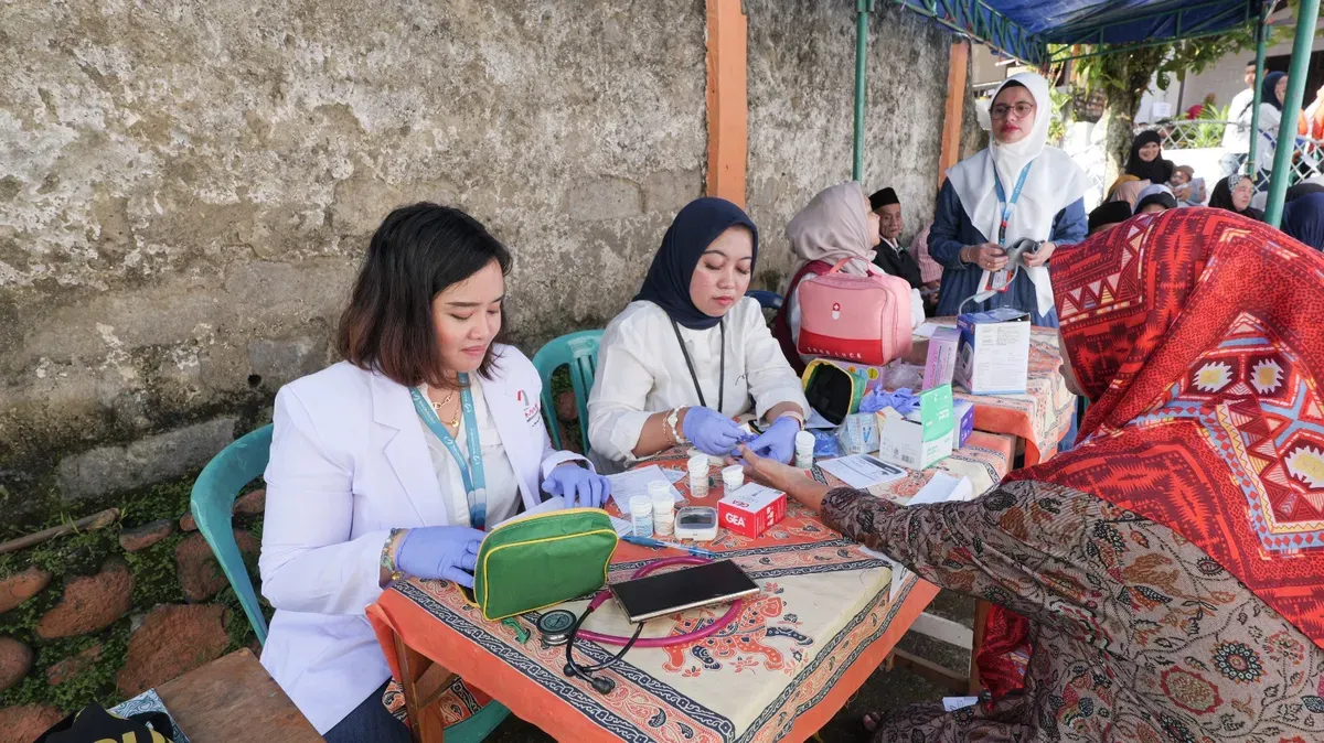 Kegiatan pemeriksaan kesehatan gratis (Mini MCU) pada acara Tanggung Jawab Sosial & Lingkungan (TJSL) AdMedika di wilayah Kampung Rambutan, Kelurahan Sempur, Kota Bogor, Kamis (26/6). (Sumber: Dok. Telkom)