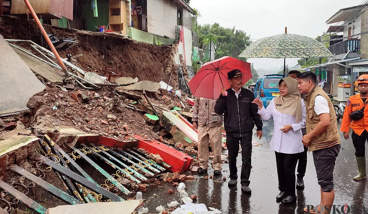 Bupati Pandeglang, Raden Dewi Setiani, saat meninjau kondisi SDN 3 Pandeglang yang sebagian bangunannya ambruk. (Sumber: POSKOTA | Foto: Samsul Fatoni)