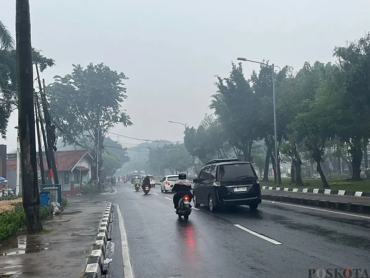 Ilustrasi cuaca berkabut di Penggilingan, Jakarta Timur. (Sumber: Poskota/M. Tegar Jihad)