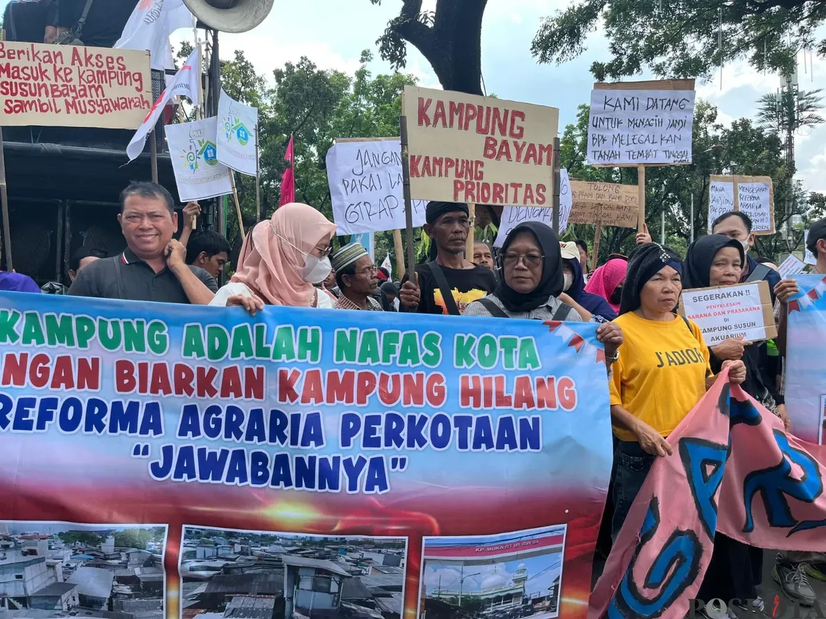 Pendemo Gerakan Rakyat Untuk Reforma Agraria Perkotaan (GRRAP) menggeruduk kantor Balai Kota DKI Jakarta, Rabu, 2 Juli 2025. (Sumber: Poskota/M. Tegar Jihad)